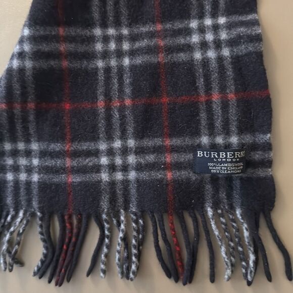 Burberry London Lambswool Nova Check Plaid Scarf with Fringe. Navy/Red. - Picture 4 of 4